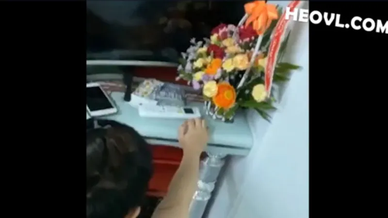 Không chịu đi tắm vì nứng lồn quá cần địt luôn !