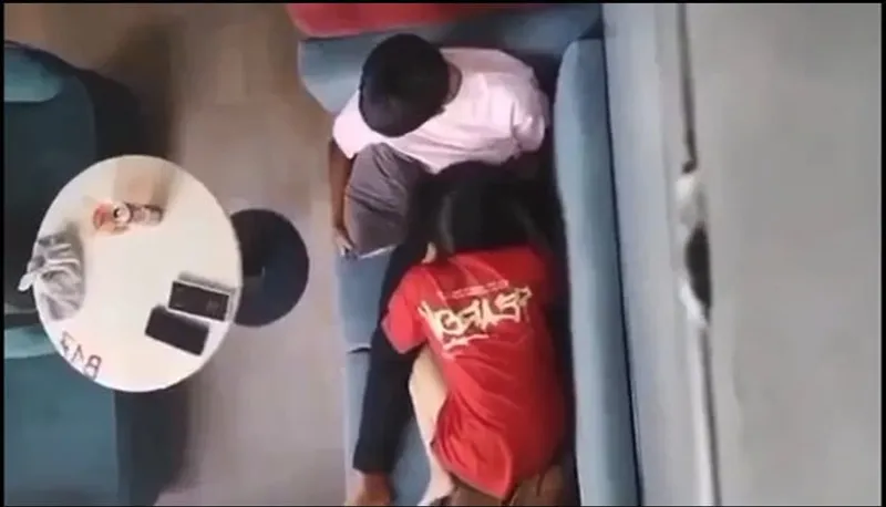 Quay lén con ghệ mút liếm cho bồ nơi công cộng
