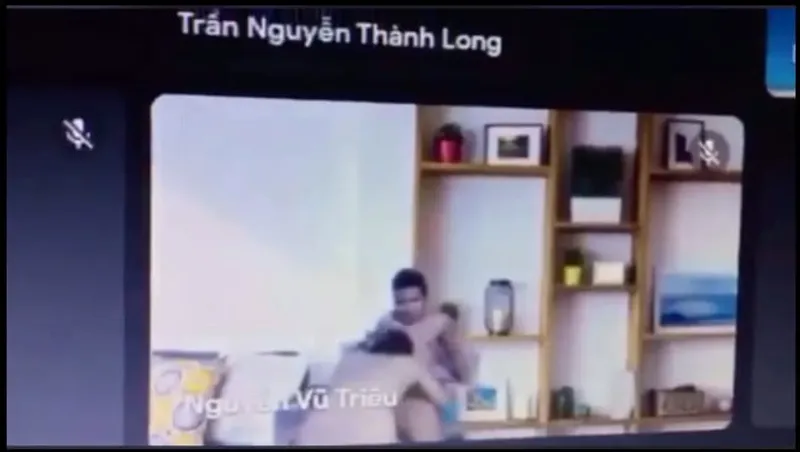 Học online quên không tắt camera lộ cảnh gấu đang liếm mút
